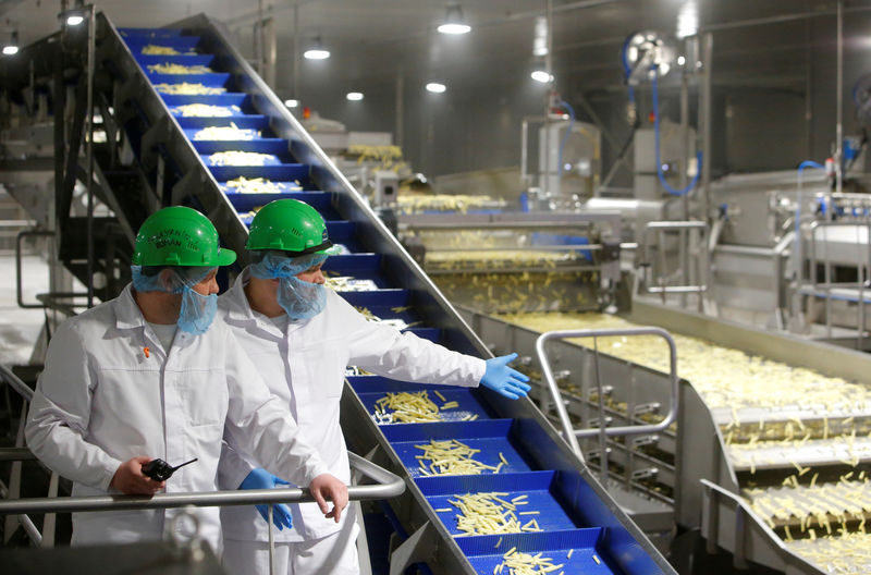 © Reuters. Employees work at a potato processing plant near Lipetsk