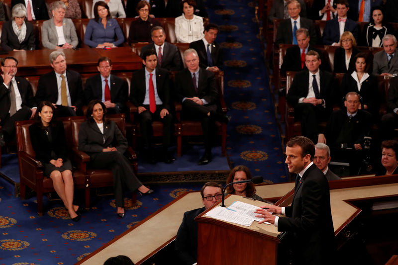 © Reuters. ماكرون يندد بالنزعات القومية في خطاب أمام الكونجرس الأمريكي