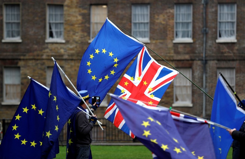 © Reuters. La UE ofrece una zanahoria a Reino Unido si se queda en la unión aduanera