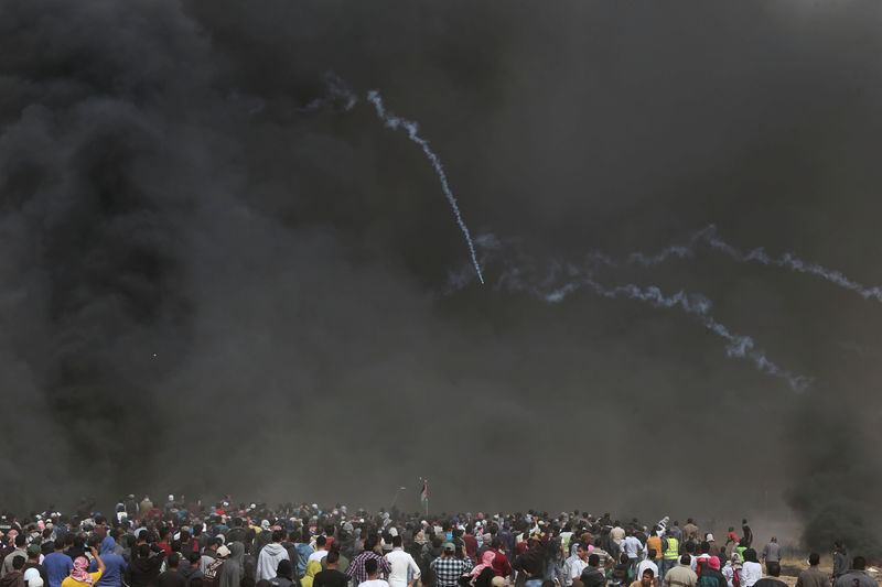 © Reuters. وزارة: وفاة صحفي فلسطيني أطلقت إسرائيل النار عليه خلال مسيرات العودة