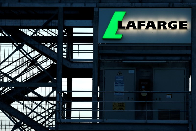 © Reuters. FILE PHOTO: The logo of the French building materials maker Lafarge is seen in Paris