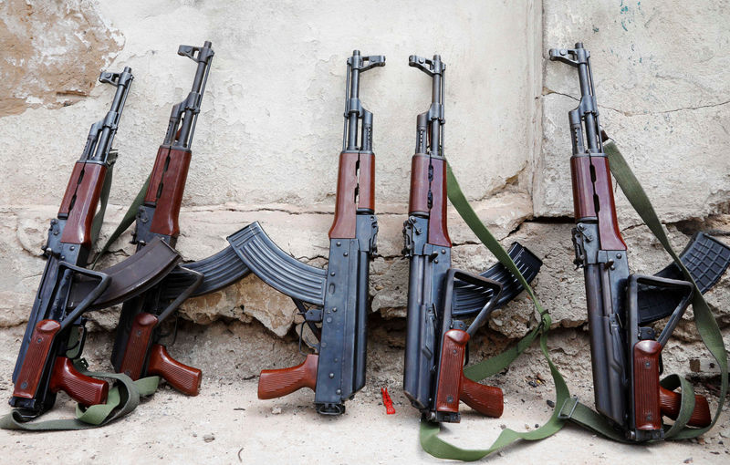 © Reuters. سرقة أسلحة من مركز تدريب إماراتي بالصومال وعرضها للبيع بمقديشو