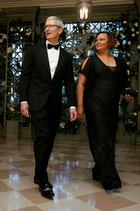 © Reuters. FILE PHOTO: Chief Executive Officer (CEO) of Apple Tim Cook and Lisa Jackson arrive for the State Dinner in honor of French President Emmanuel Macron at the White House in Washington