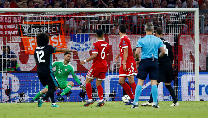 © Reuters. El futbolista de Real Madrid Marcelo anota un gol ante Bayern Munich en las semifinales de la Liga de Europa