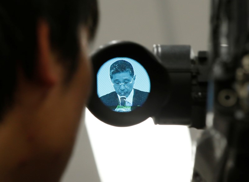 © Reuters. Nissan Motor Co. Chief Executive Hiroto Saikawa is seen through a viewfinder of a television camera during a news conference in Tokyo