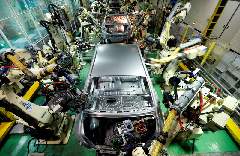 © Reuters. FILE PHOTO: Hyundai Motor's sedans are assembled at a factory of the carmaker in Asan