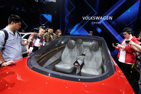 © Reuters. Journalists visit a Volkswagen I.D. concept car at a media event in Beijing