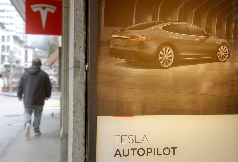 © Reuters. Advertisement promotes Tesla Autopilot at a showroom of U.S. car manufacturer Tesla in Zurich