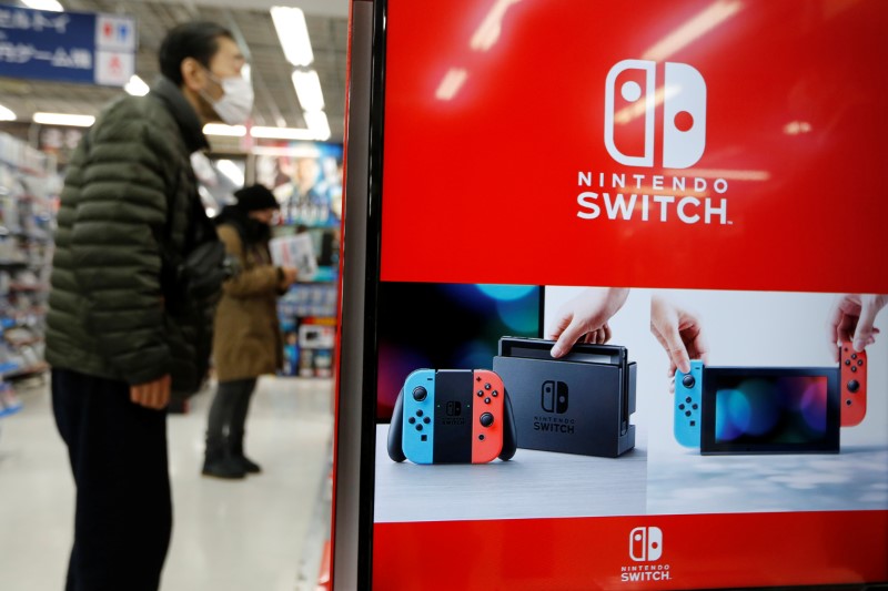 © Reuters. Логотип консоли Nintendo Switch в магазине электроники в Токио