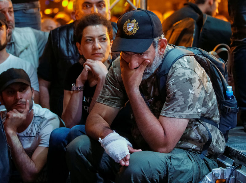 © Reuters. Armenian opposition leader Nikol Pashinyan and his supporters attend a rally against the ruling elite in Yerevan