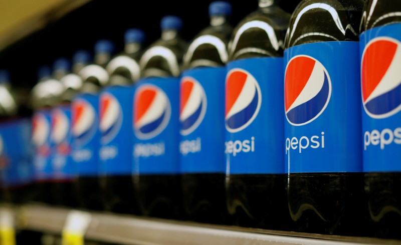 © Reuters. FILE PHOTO: Bottles of Pepsi are pictured at a grocery store in Pasadena