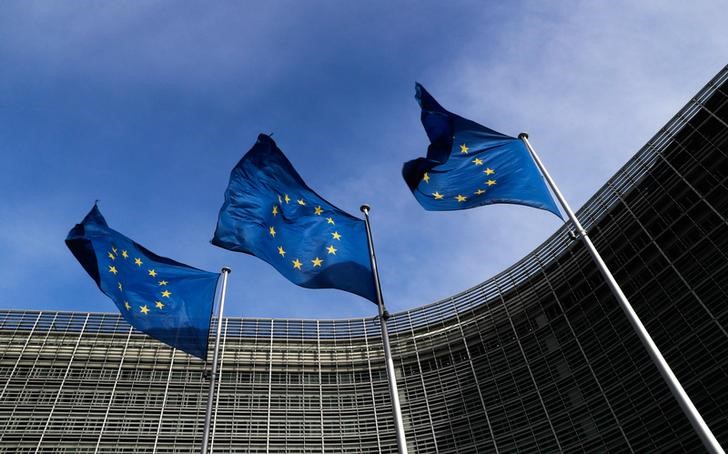 © Reuters. European Union flags flutter outside the EU Commission headquarters in Brussels