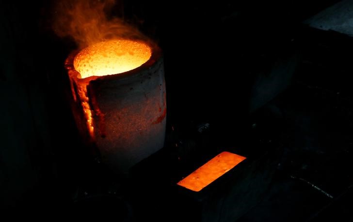 © Reuters. Слиток золота на заводе Oegussa в Вене