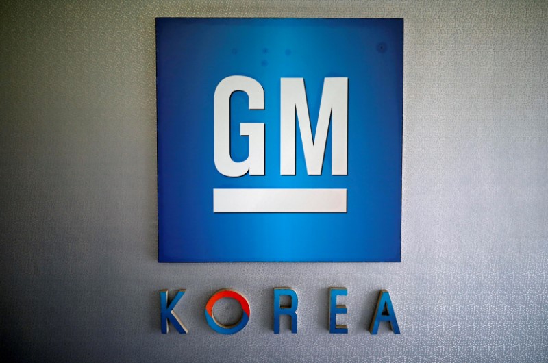 © Reuters. FILE PHOTO: The logo of GM Korea is seen at its Bupyeong plant in Incheon