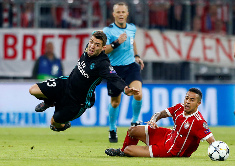 © Reuters. El Real Madrid, orgulloso de sufrir tras derrotar al Bayern de Munich