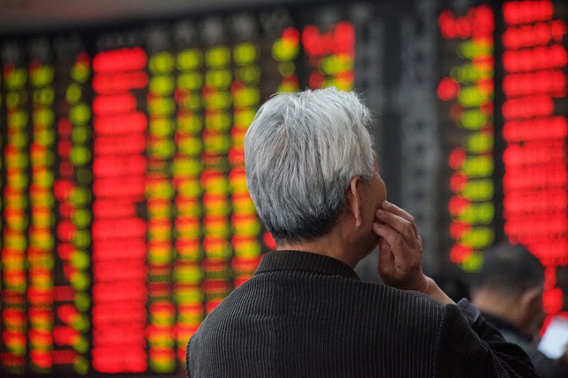 © Reuters. Investidor acompanha painel de ações em corretora em Nanjing, China