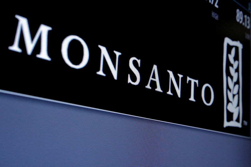 © Reuters. bFILE PHOTO: Monsanto logo is displayed on a screen where the stock is traded on the floor of the NYSE