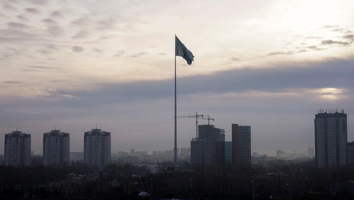 © Reuters. Флаг Казахстана в центре Астаны