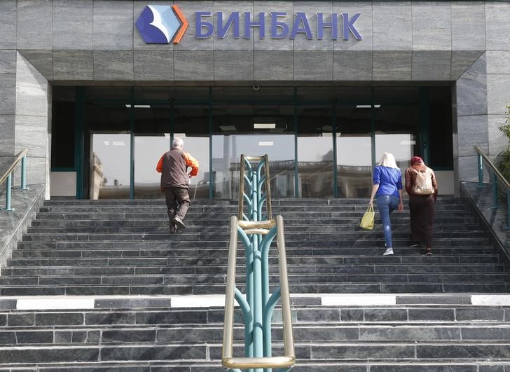 © Reuters. Логотип Бинбанка на штаб-квартире кредитора в Москве