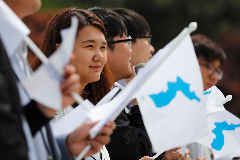 © Reuters. Estudantes com bandeira da unificação coreana em protesto pró-unificação antes de cúpula entre líderes das Coreias do Norte e do Sul