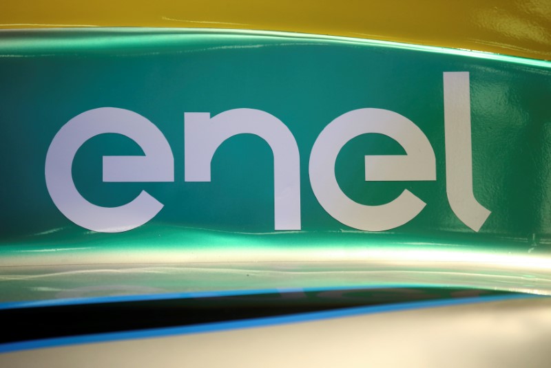 © Reuters. The logo of Enel Group is seen on a Formula E racing car during a news conference to present their partnership with FIA Formula E Championship at the MAXXI National Museum in Rome, Italy