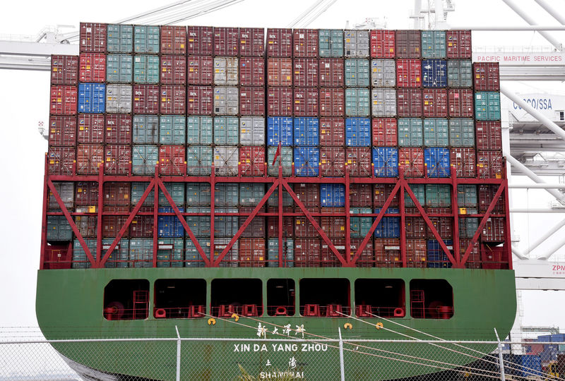 © Reuters. FILE PHOTO: Shipping containers sit at the Port of Long Beach in Long Beach,California