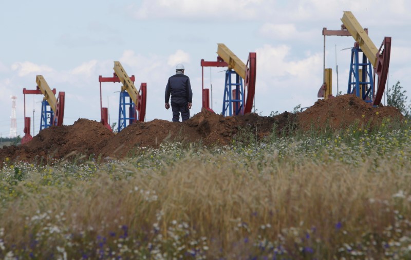 © Reuters. Рабочий на Ашальчинском нефтяном месторождении, принадлежащем Татнефти, вблизи Альметьевска