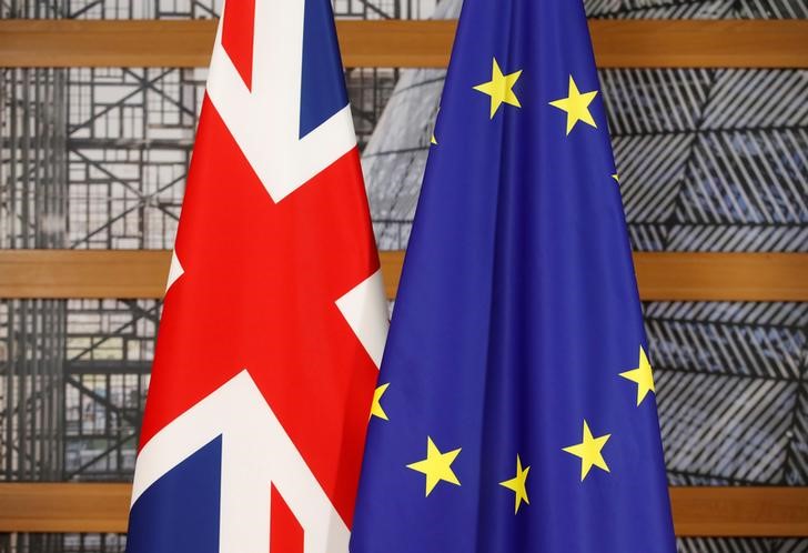 © Reuters. FILE PHOTO: A Union Jack flag and a European Union flag are seen ahead of a bilateral meeting between Britain's Prime Minister and European Council President during the Eastern Partnership summit at the European Council Headquarters in Brussels
