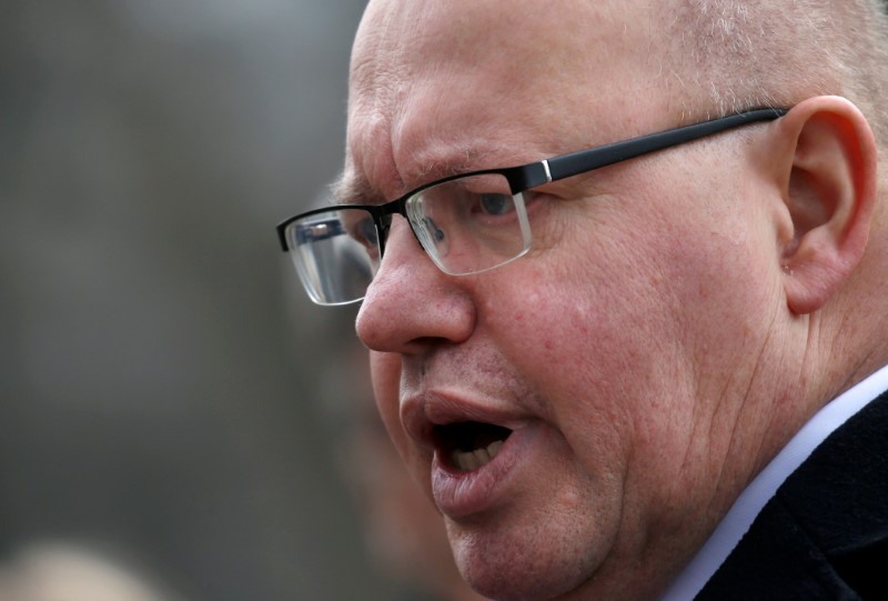 © Reuters. FILE PHOTO: German Economic Minister Peter Altmaier delivers a statement regarding the Trump Administration's steel and aluminum tariffs outside of the White House in Washington
