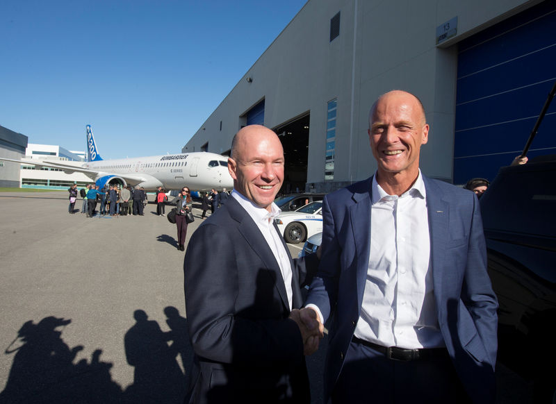 © Reuters. FILE PHOTO: Airbus Chief Executive Tom Enders (R) shakes hands with Alain Bellemare, president and CEO of Bombardier Inc