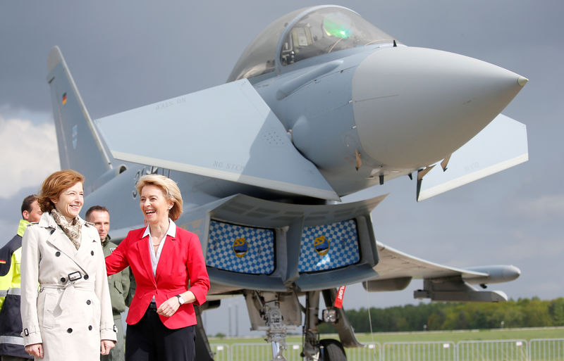 © Reuters. German Defense Minister Ursula von der Leyen and French Minister of the Armed Forces Florence Parly visit the ILA Air Show in Berlin