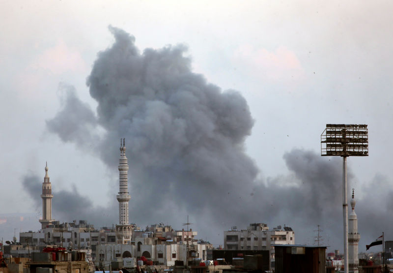 © Reuters. قوات الحكومة السورية تقصف مخيما فلسطينيا والأمم المتحدة تحذر من كارثة