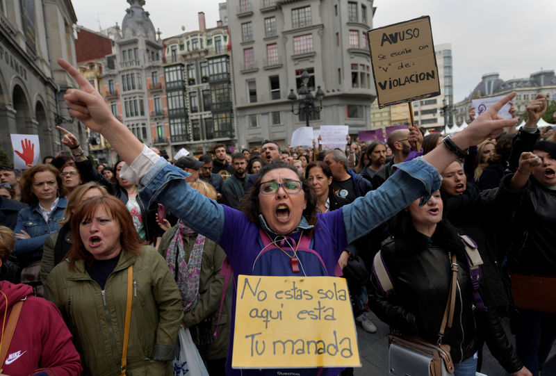 © Reuters. Protesto em Oviedo contra acusados de estupro