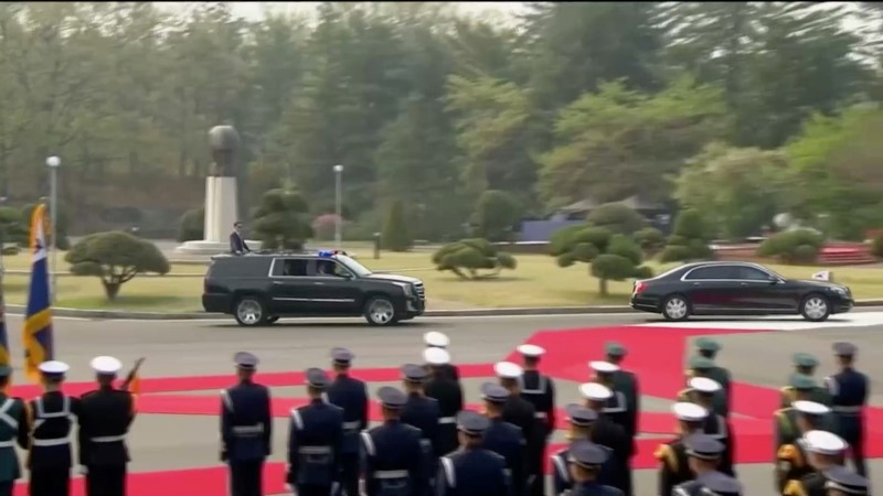 © Reuters. زعيم كوريا الشمالية ورئيس كوريا الجنوبية في طريقهما لقمة تاريخية