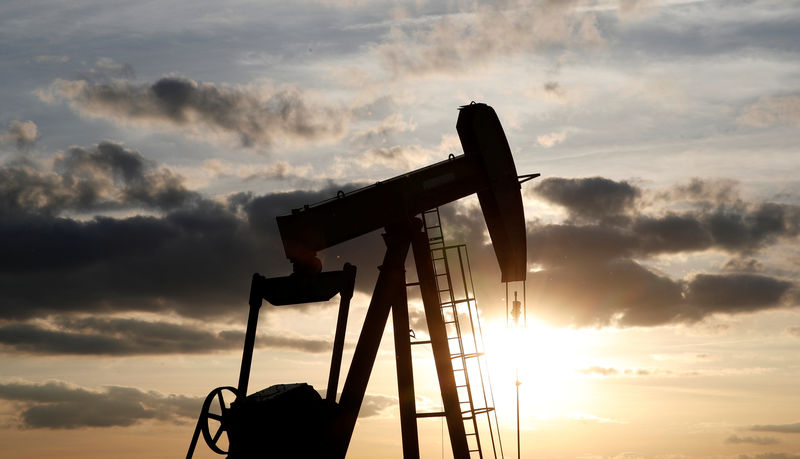 © Reuters. An oil pump is seen at sunset outside Vaudoy-en-Brie