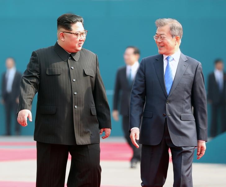 © Reuters. Los líderes de ambas Coreas inician cumbre, Kim Jong Un dice se inicia "una nueva historia"