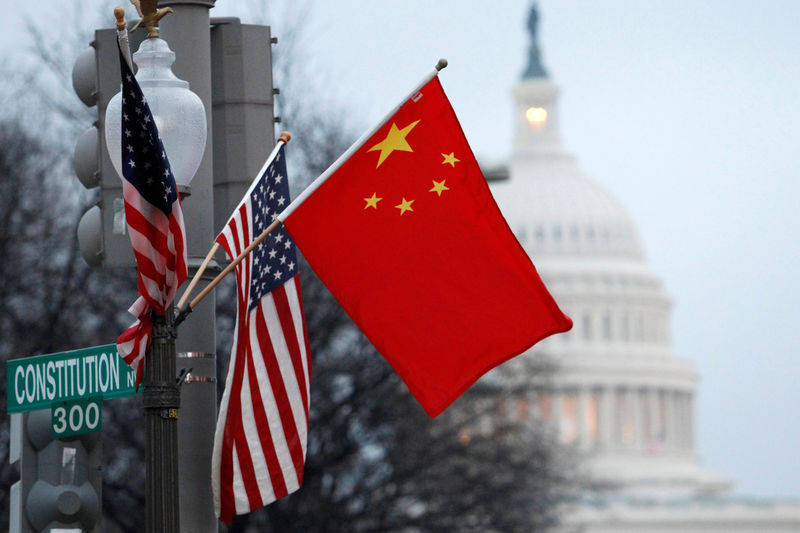 © Reuters. FILE PHOTO: The People's Republic of China flag and the U.S. Stars and Stripes fly on a lamp post Pennsylvania in Washington