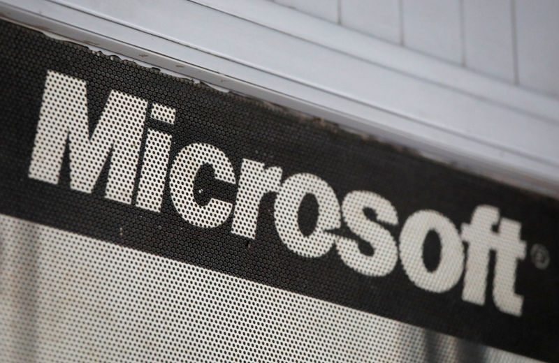 © Reuters. Foto de archivo del logo de Microsoft en un comercio en Nueva Delhi, India