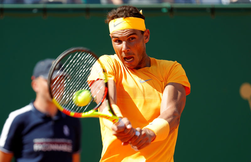 © Reuters. Nadal sigue su marcha imparable en tierra batida y se clasifica a cuartos de final en Barcelona