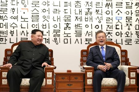 © Reuters. Il presidente sudcoreano Moon Jae (a destra) dialoga con il leader nordcoreano Kim Jong Un
