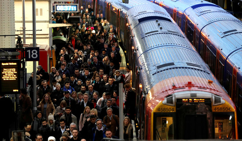 © Reuters. FILE PHOTO: On the day that rail fares increase, passengers arrive at Waterloo Station in London