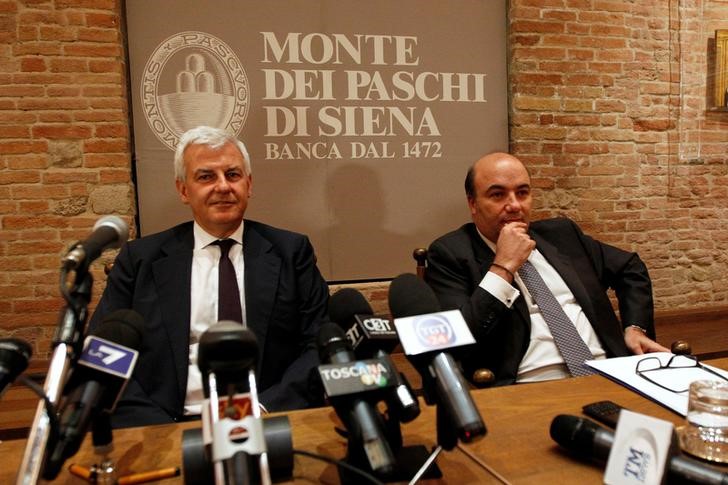 © Reuters. FILE PHOTO - Banca Monte dei Paschi di Siena Chairman Profumo and CEO Viola attend a news conference in Siena