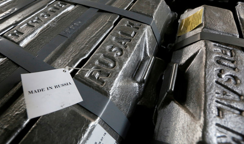 © Reuters. FILE PHOTO: Aluminium ingots are seen stored at foundry shop of Rusal Krasnoyarsk aluminium smelter in Krasnoyarsk
