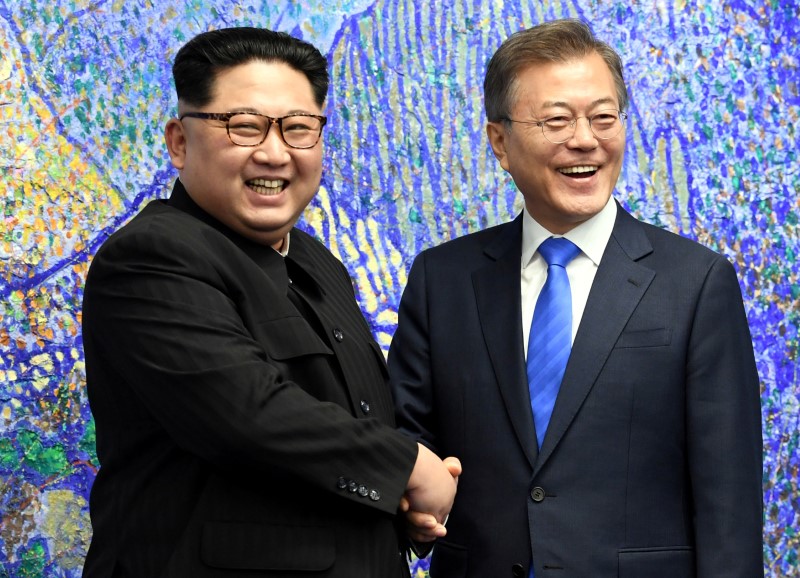 © Reuters. Presidente da Coreia do Sul, Moon Jae-in, e líder da Coreia do Norte, Kim Jong Un