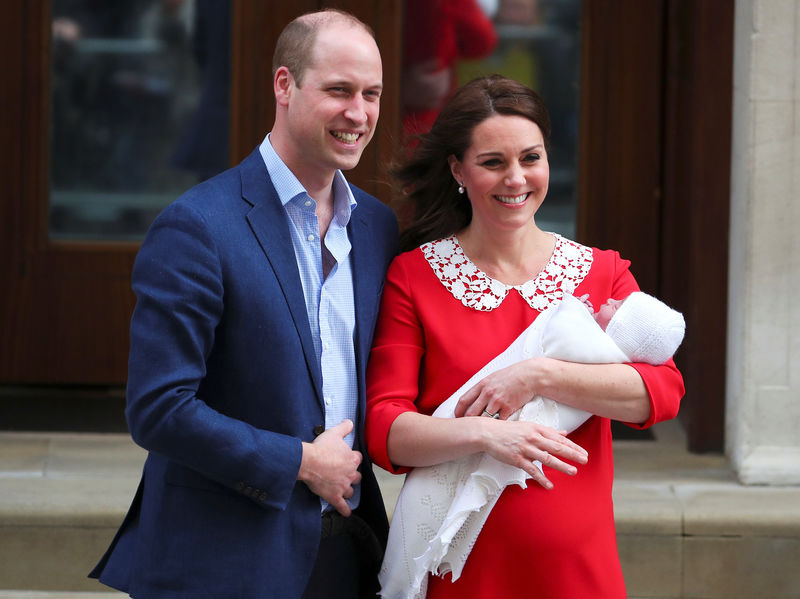 © Reuters. William e Kate com bebê na porta do hospital