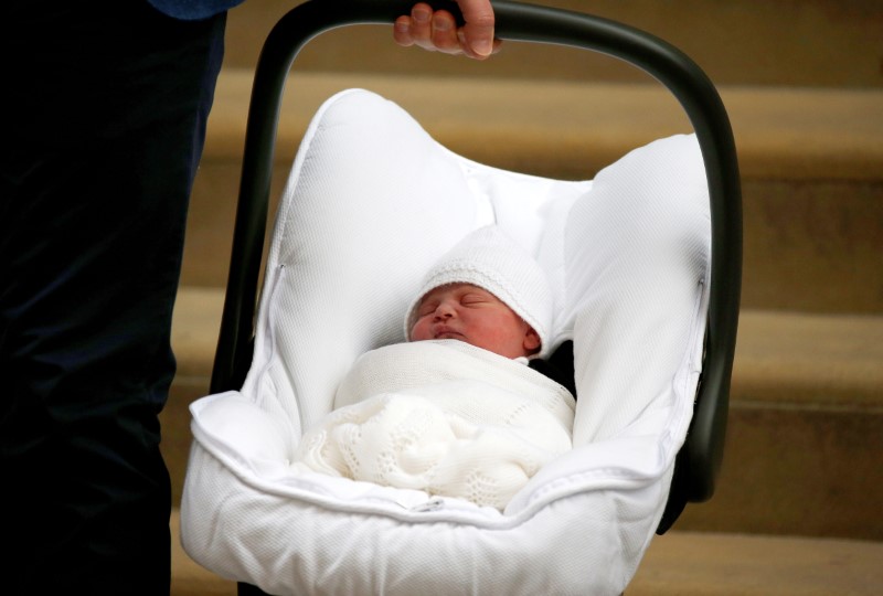 © Reuters. الأمير وليام وزوجته يطلقان اسم لويس أرثر تشارلز على مولودهما الجديد