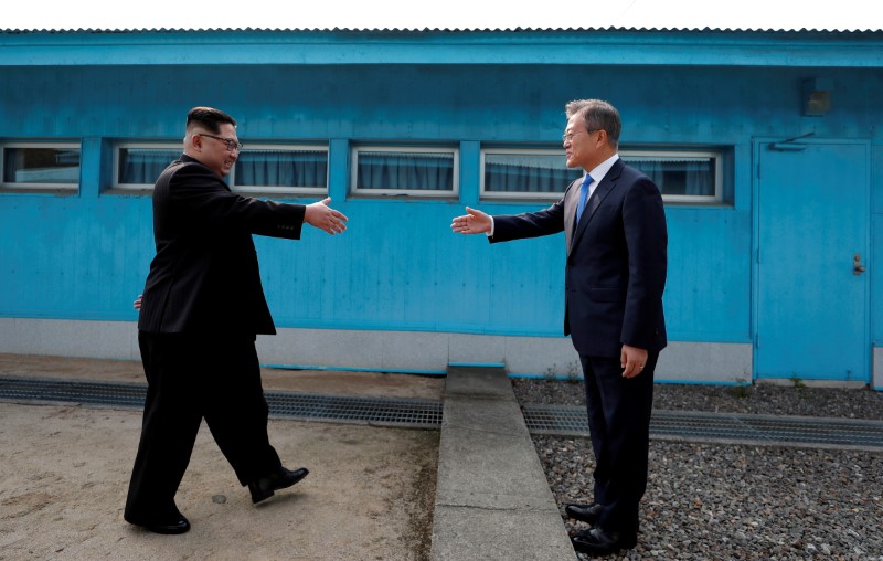 © Reuters. Líder norte-coreano, Kim Jong Un, e presidente sul-coreano, Moon Jae-in