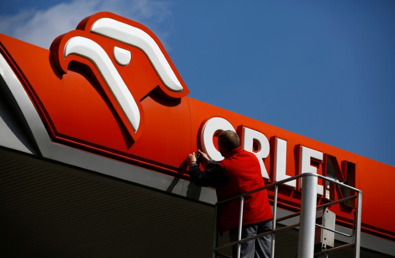 © Reuters. A man fixes PKN Orlen logo, Poland's top oil refiner, at their petrol station in Warsaw