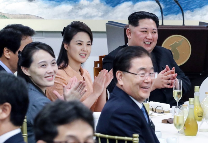 © Reuters. Los países vecinos de Corea del Norte y Trump aplauden una cumbre histórica
