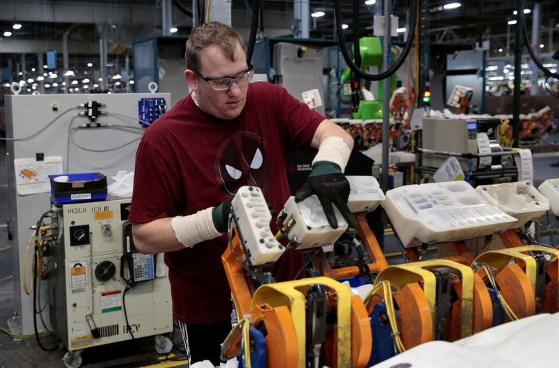 © Reuters. Un lavoratore della General Motors nella fabbrica di Lake Orion